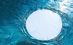 蓝水浮白圆，静谧清新之韵