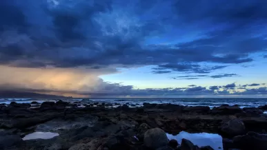 黄昏岩石海滩，静谧神秘之境8192x5120