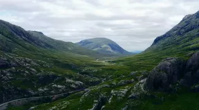 空中无人机在苏格兰格伦科山的公路上拍摄_3840x2160