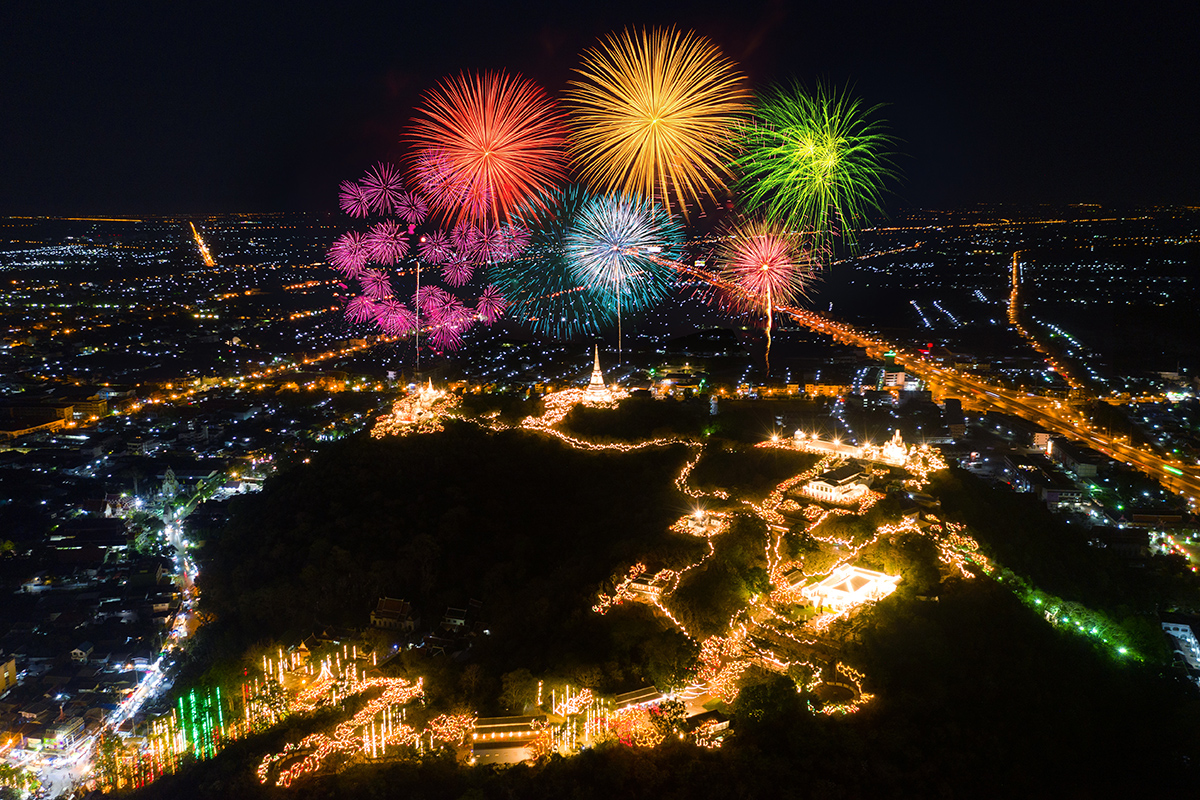 图片_ Phra nakorn kiri烟花节晚上在泰国碧府.jpg